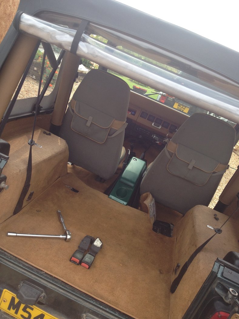 again wrong pockets but i think this is down to the original owner making these seats to get the sahara look. you can see old ugly 90's material in the rip