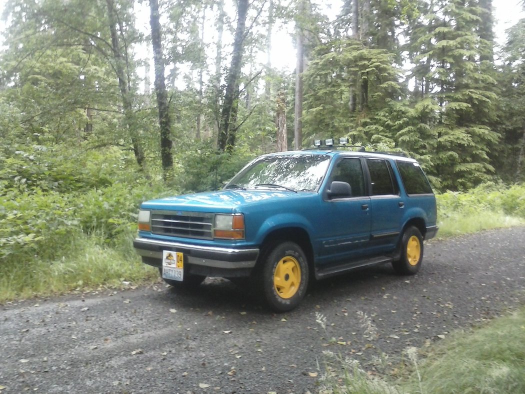 Managed to score a set of wheels for FREE!  Albet, hacking through a blackberry bush to get to then Suuucked!  Its totally worth it.  Going to put the JP plate on the back soon and get the materials needed for painting!  So Excited!