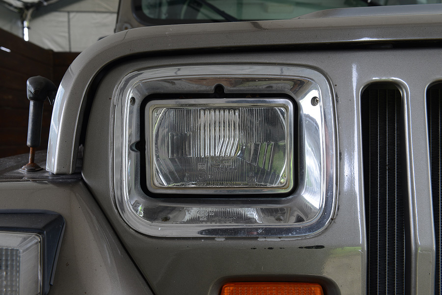 jeepheadlight.jpg