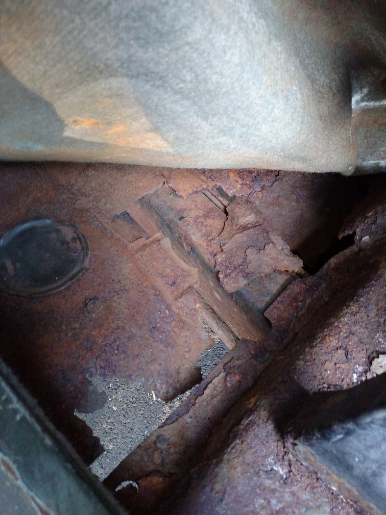 driver floor hole.jpg (5.7 MiB) Viewed 21112 times no floor under the driver side